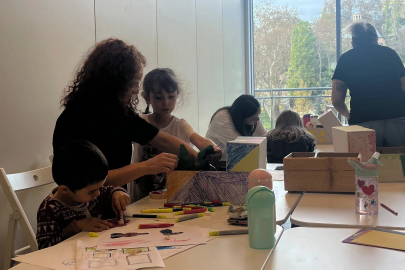 İstanbul Maltepe'de çocuklar anneleriyle sanatsal gelişimde