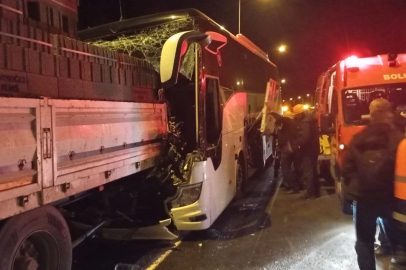 Anadolu Otoyolu'nda yolcu otobüsü TIR'a çarptı: 1 ölü, 3 yaralı