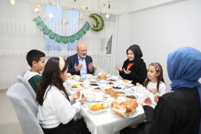 Çolakbayrakdar çifti Özsoy ailesinin iftar sofrasında