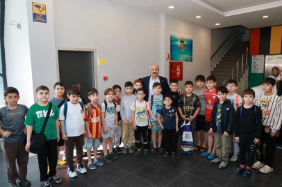 Gebze'de minik yüzücülere Başkan Büyükgöz'den ziyaret